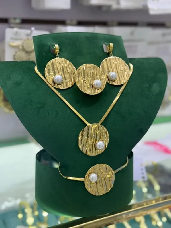 Набор украшений с жемчугом - серьги, колье, браслет-0