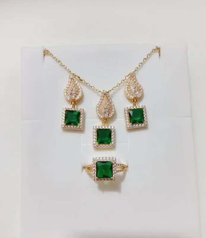 Набор украшений - серьги, подвеска, кольцо-0