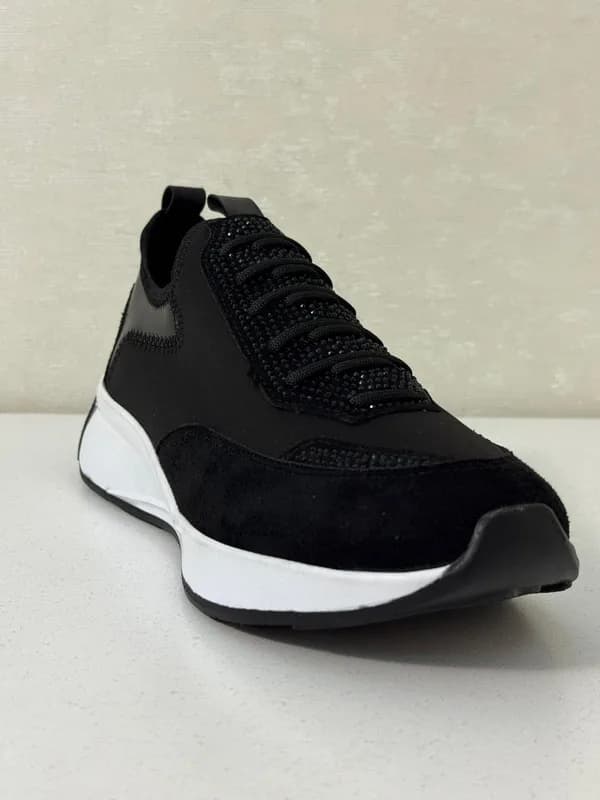 Женские кроссовки с чёрными стразами