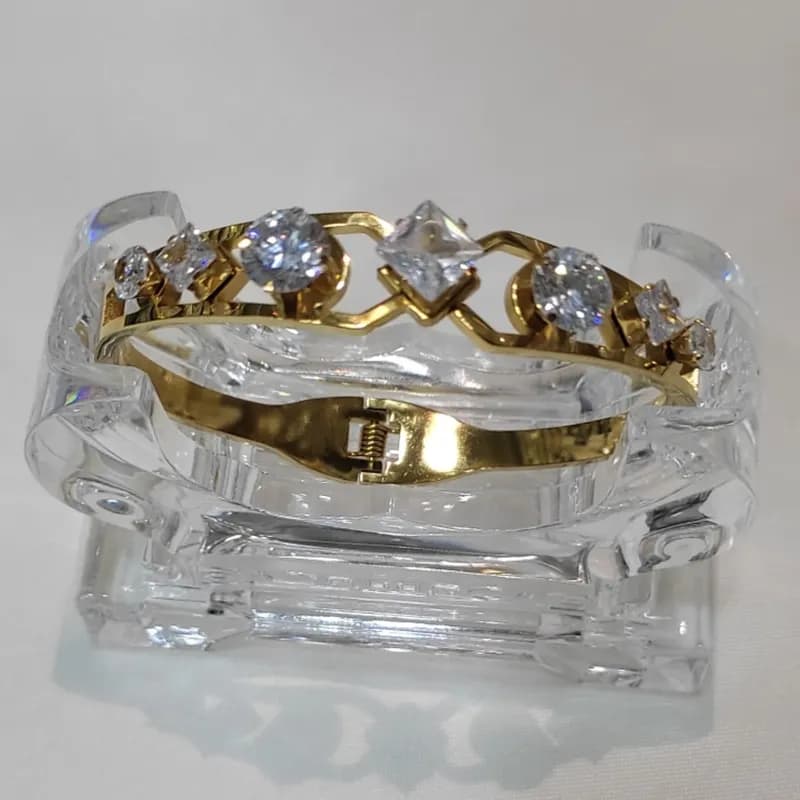 Браслет - золотистый, с камнями-0