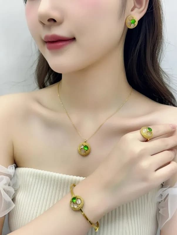 Набор украшений с зелёным камнем и жемчугом - серьги, колье, браслет, кольцо-1