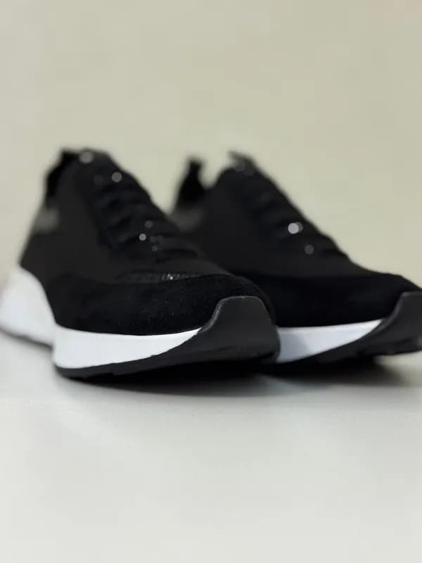 Женские кроссовки с чёрными стразами-1