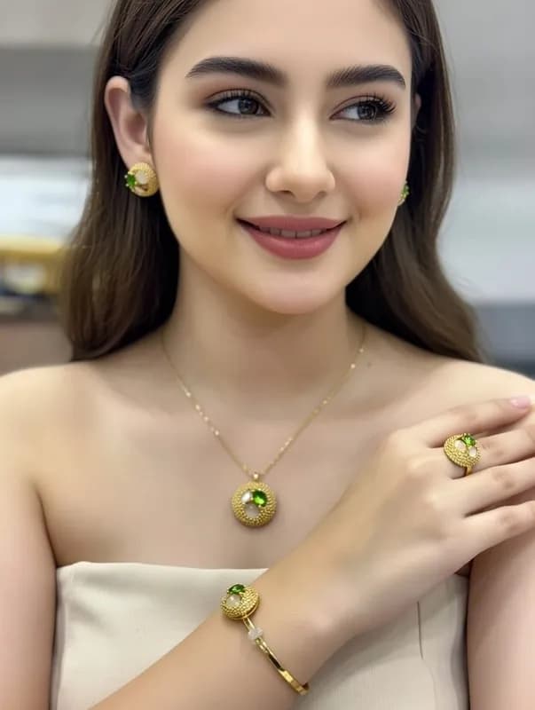 Набор украшений с зелёным камнем и жемчугом - серьги, колье, браслет, кольцо-2