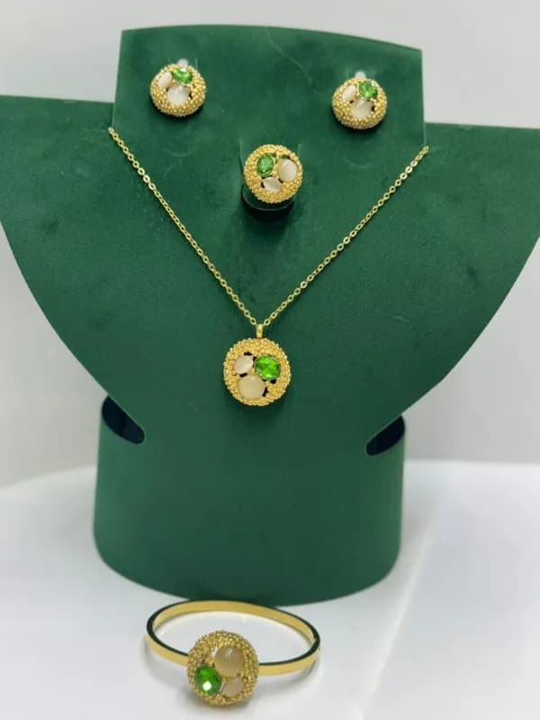 Набор украшений с зелёным камнем и жемчугом - серьги, колье, браслет, кольцо-0