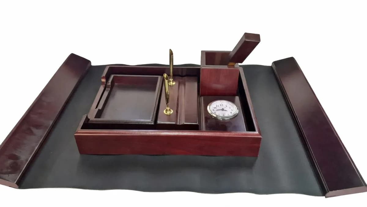 Настольный набор из дерева — статус и порядок на рабочем месте